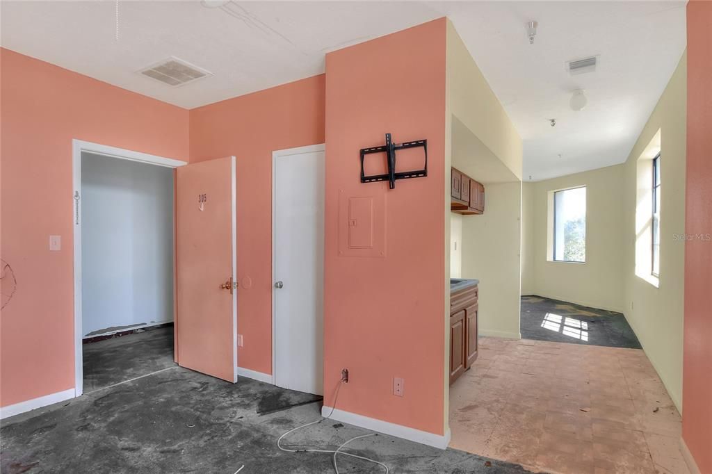 Empty room, Interior