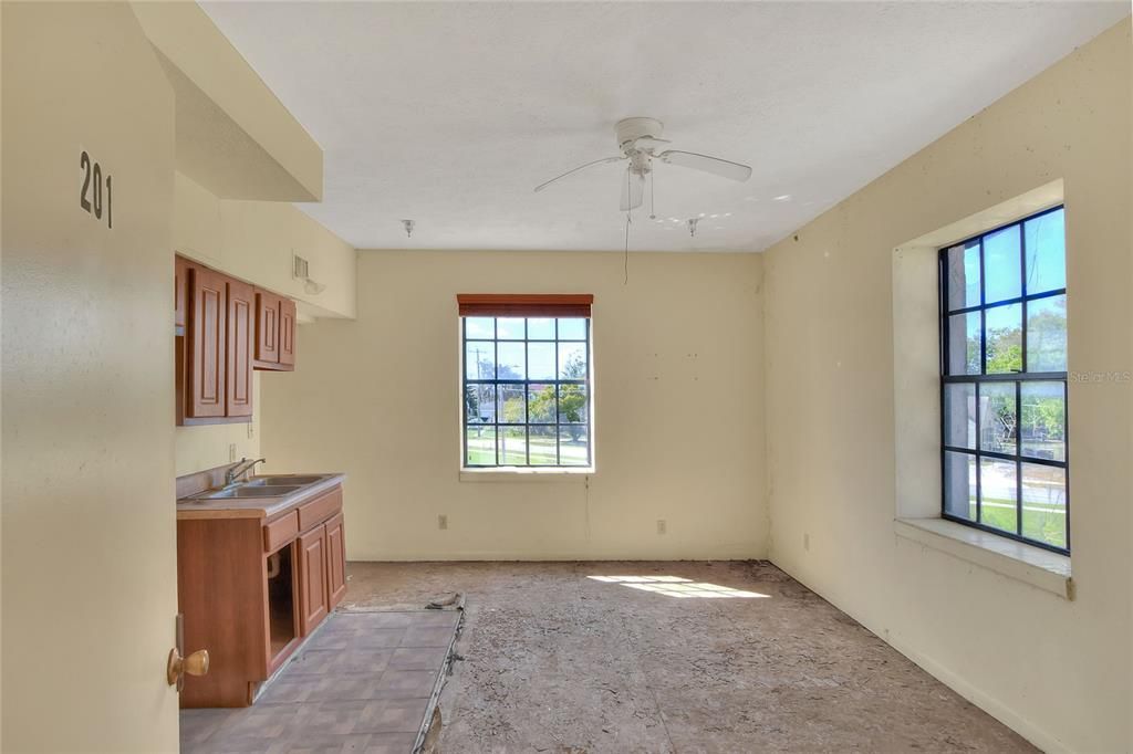 Empty room, Interior