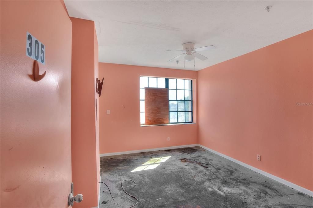 Empty room, Interior