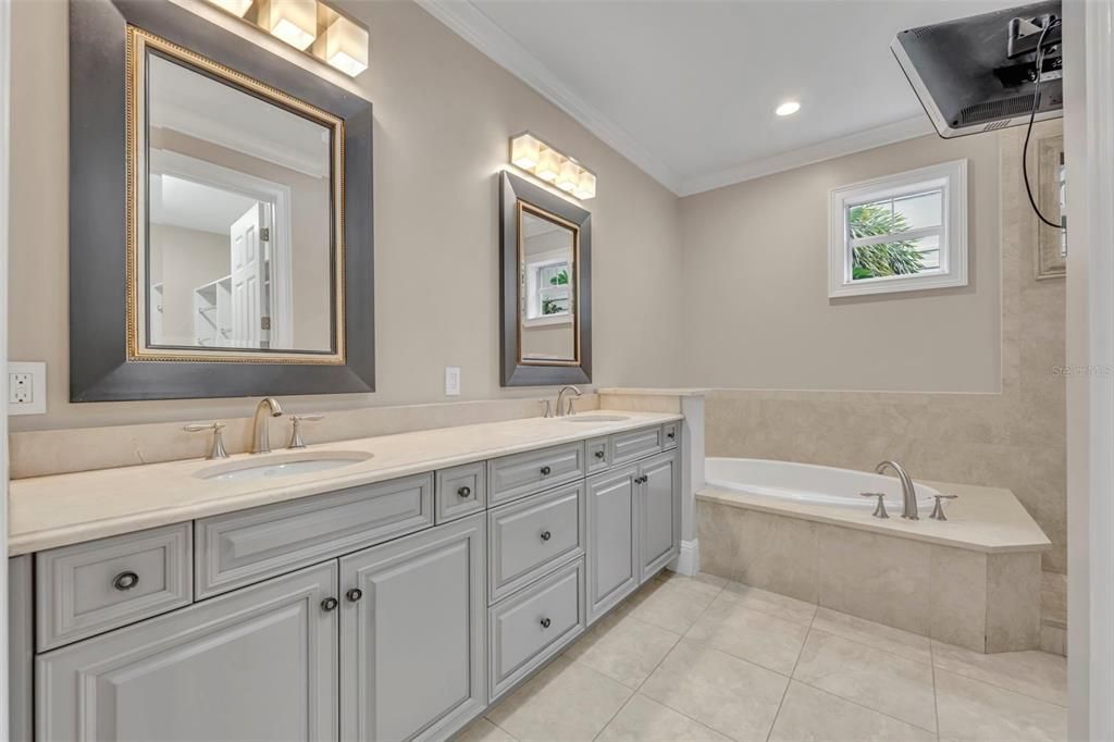 Bathroom, Dual Sink Vanities, Interior, Recessed Lighting