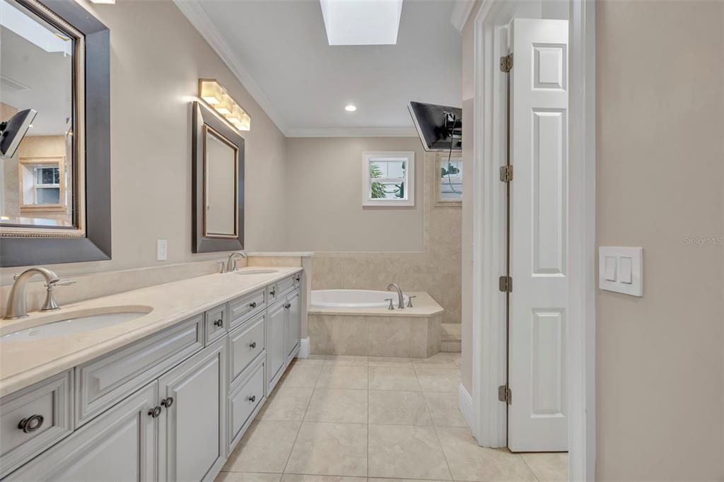 Bathroom, Dual Sink Vanities, Interior, Recessed Lighting