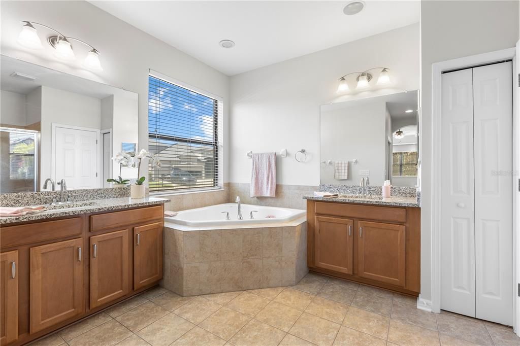 Bathroom, Dual Sink Vanities, Interior, Recessed Lighting