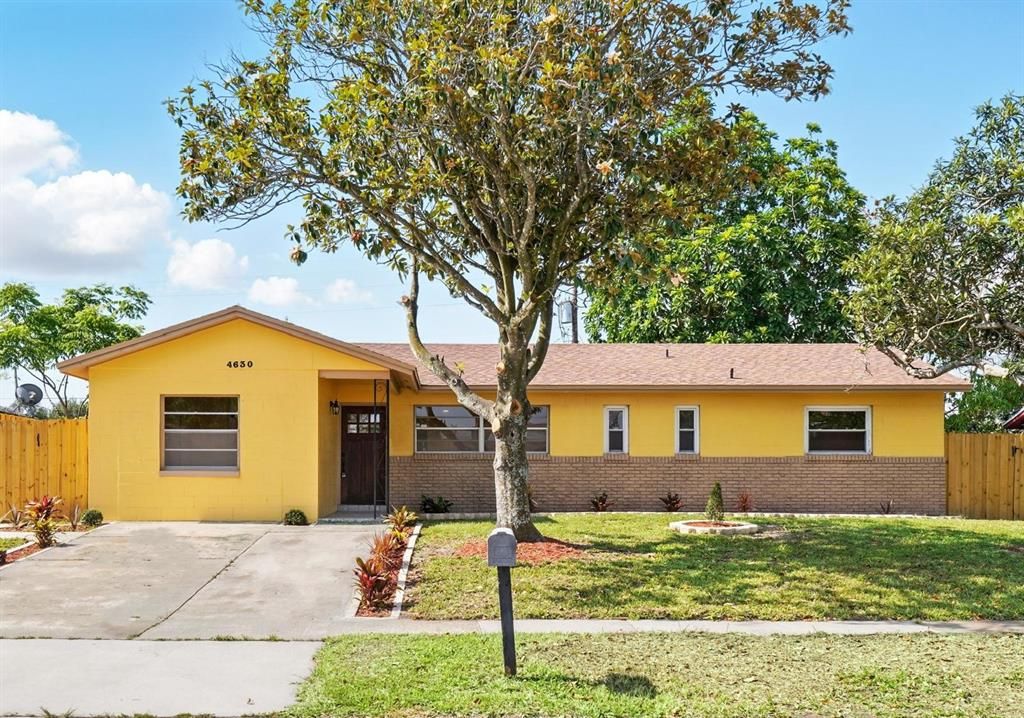 Exterior, Facade, Ranch