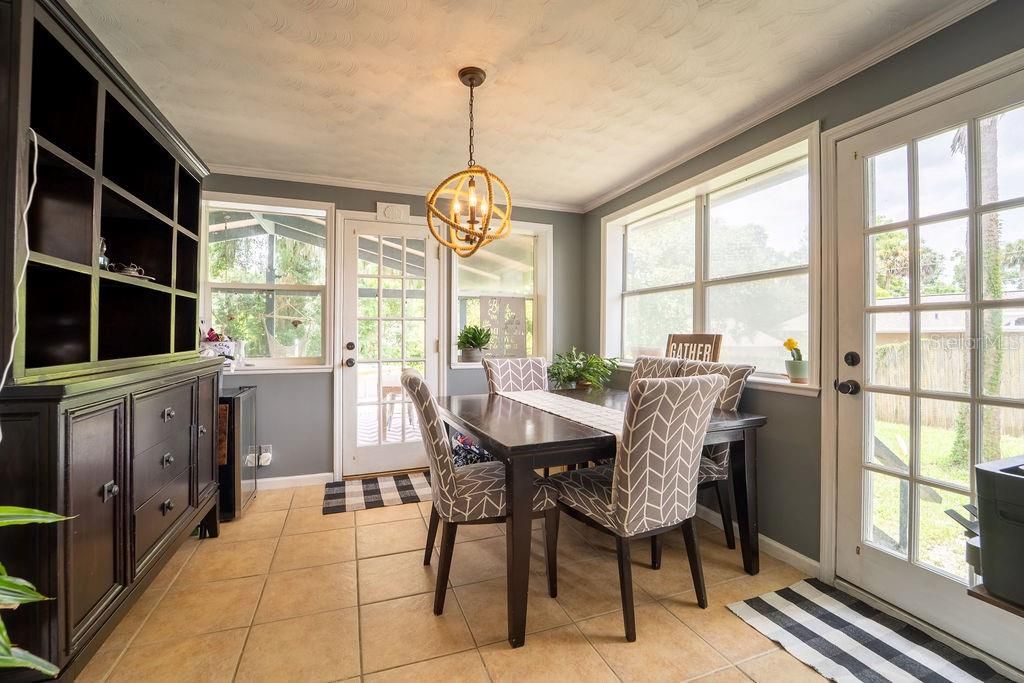 Chandelier, Dining room, Interior, Pendant Lights