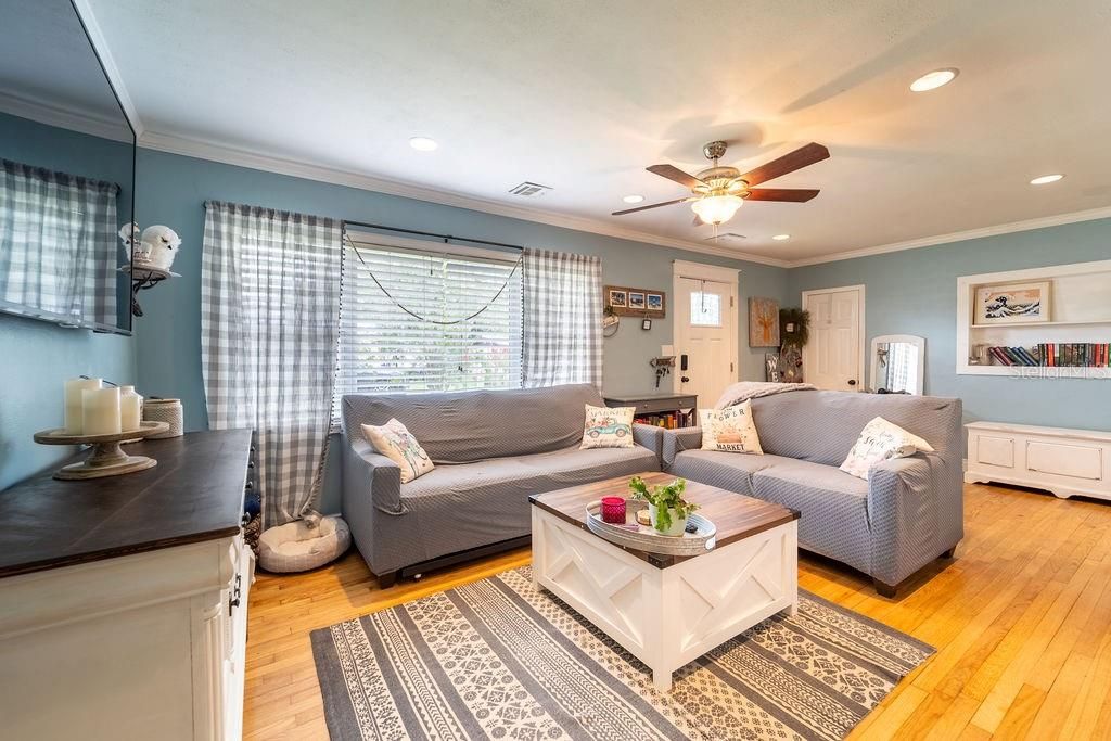 Interior, Living room, Recessed Lighting, Wood Texture Flooring