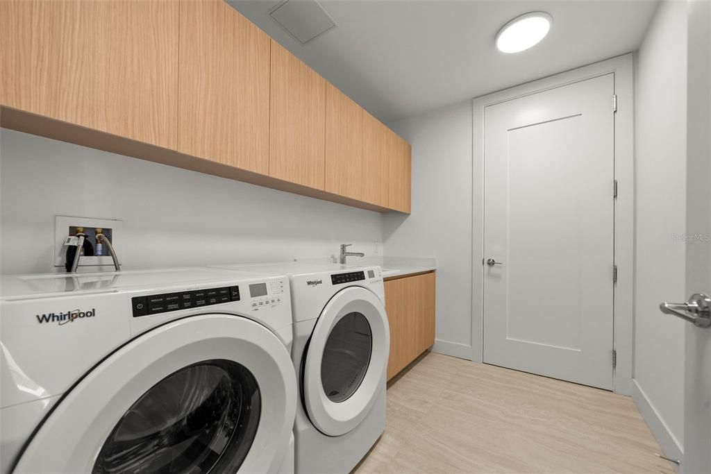 Interior, Recessed Lighting, Washer, Wood Texture Flooring