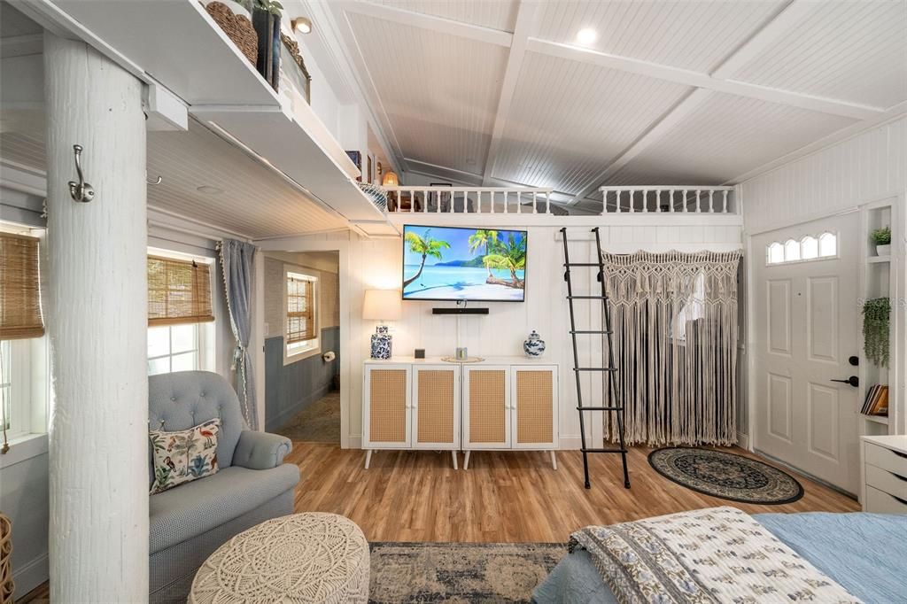 Interior, Recessed Lighting, Wood Texture Flooring