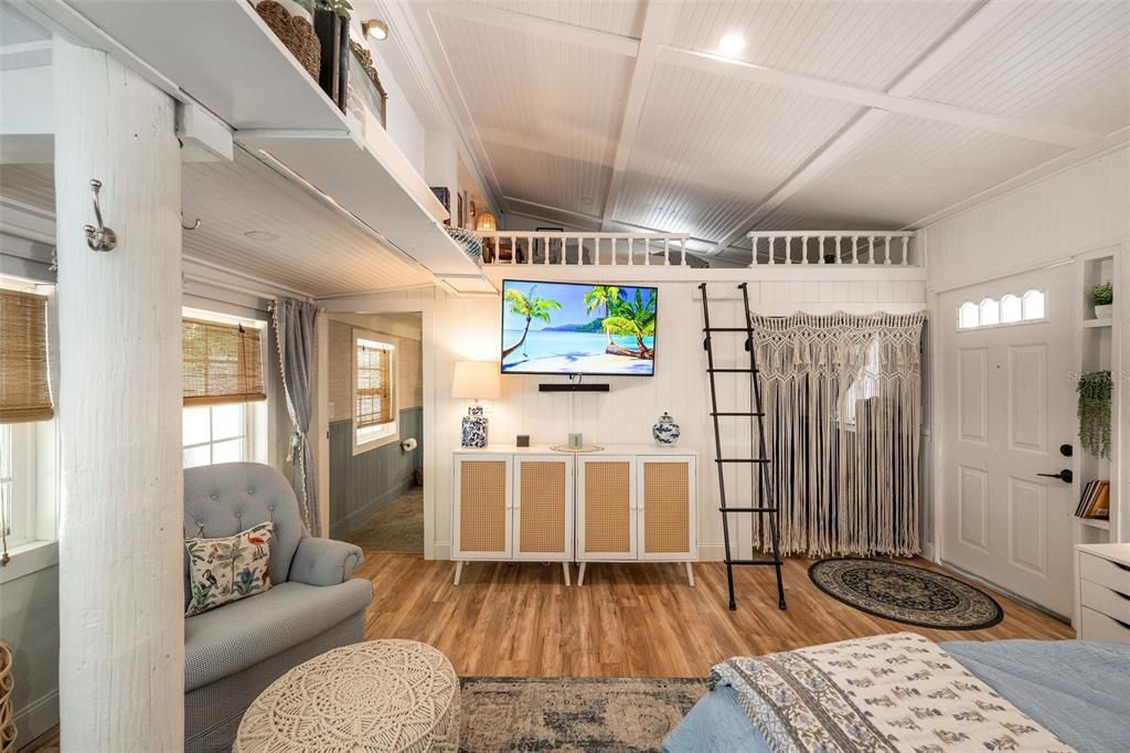 Interior, Recessed Lighting, Wood Texture Flooring