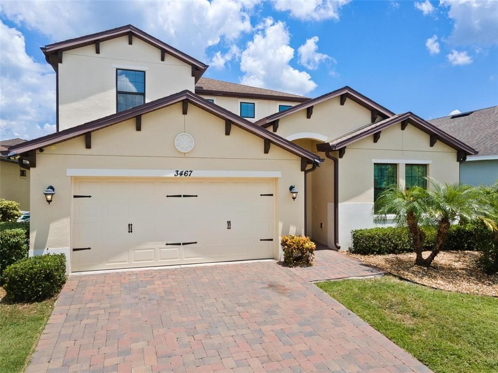 Attached, Exterior, Facade, Mediterranean
