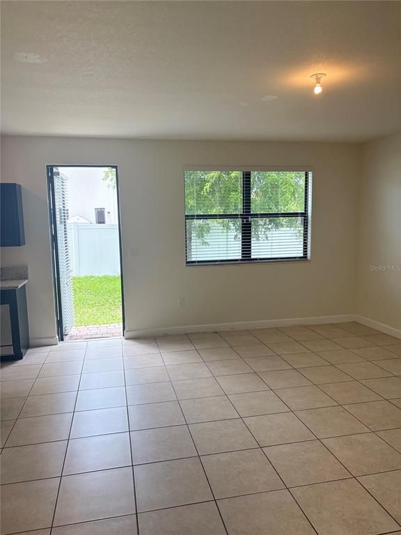 Empty room, Interior