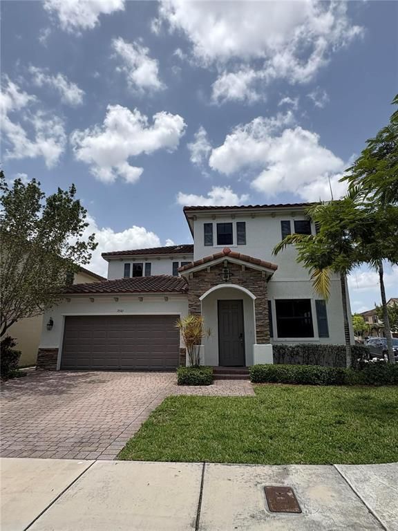 Attached, Exterior, Facade, Mediterranean