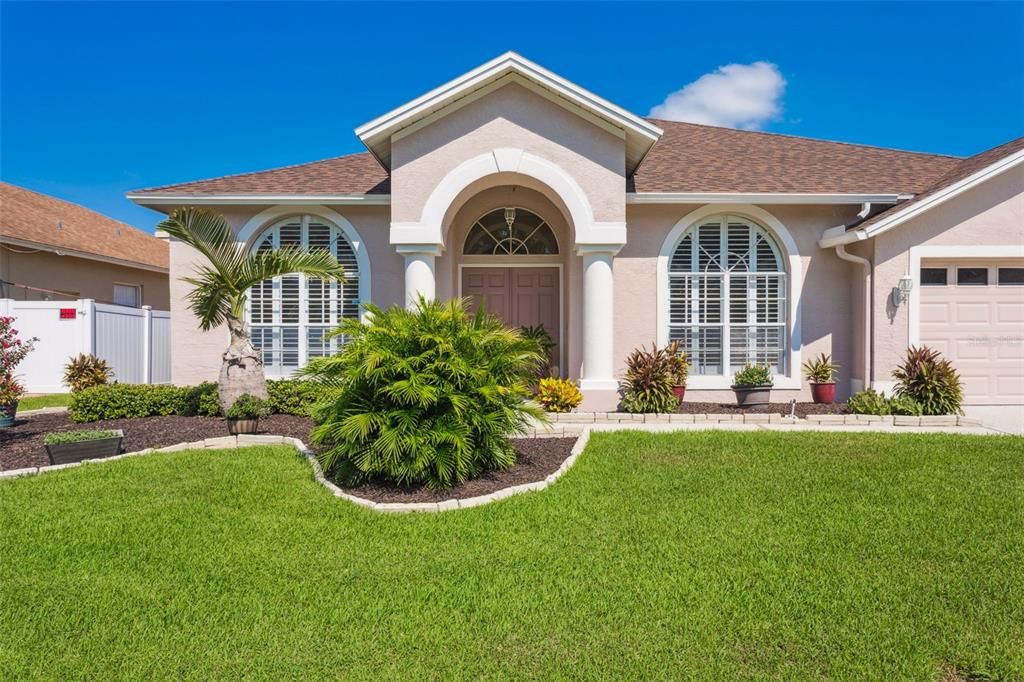 Attached, Exterior, Facade, Ranch