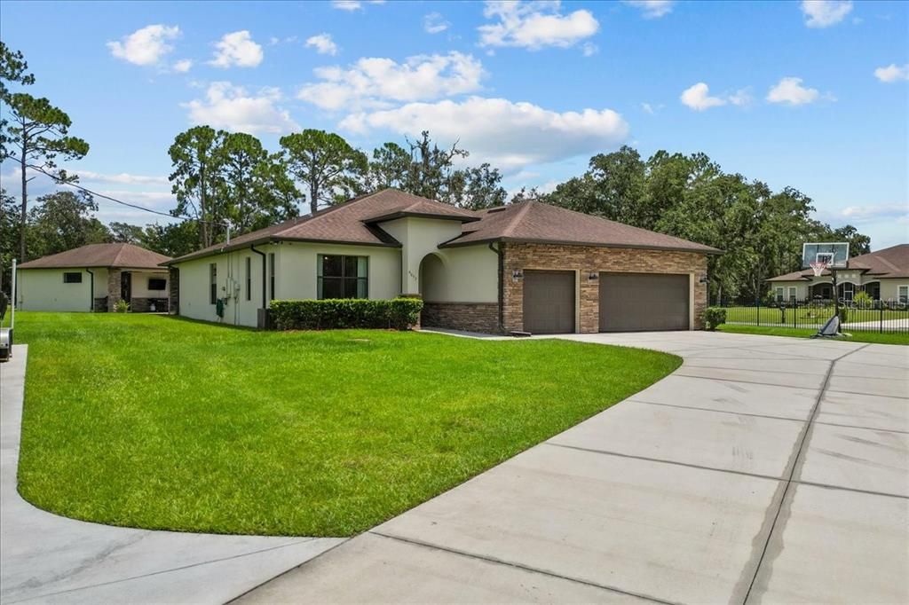 Attached, Backyard, Exterior, Facade, Brick Facade, Ranch