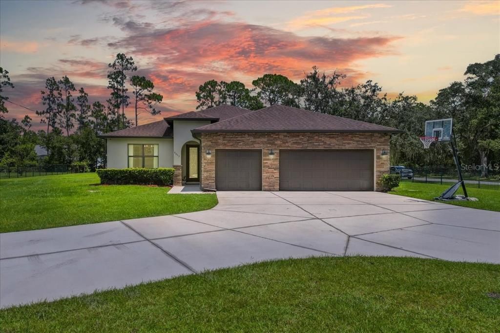 Attached, Backyard, Exterior, Facade, Brick Facade, Ranch