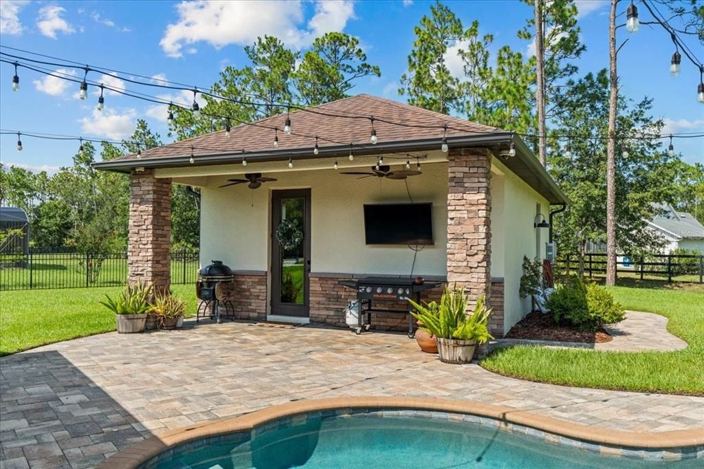 Exterior, Pool