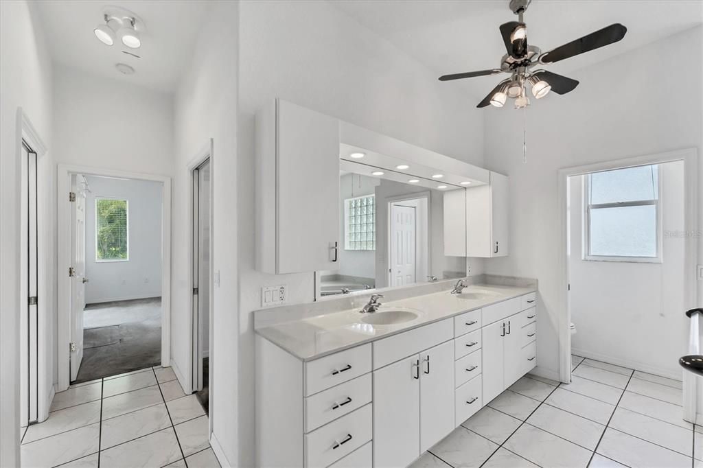 Bathroom, Dual Sink Vanities, Interior, Recessed Lighting
