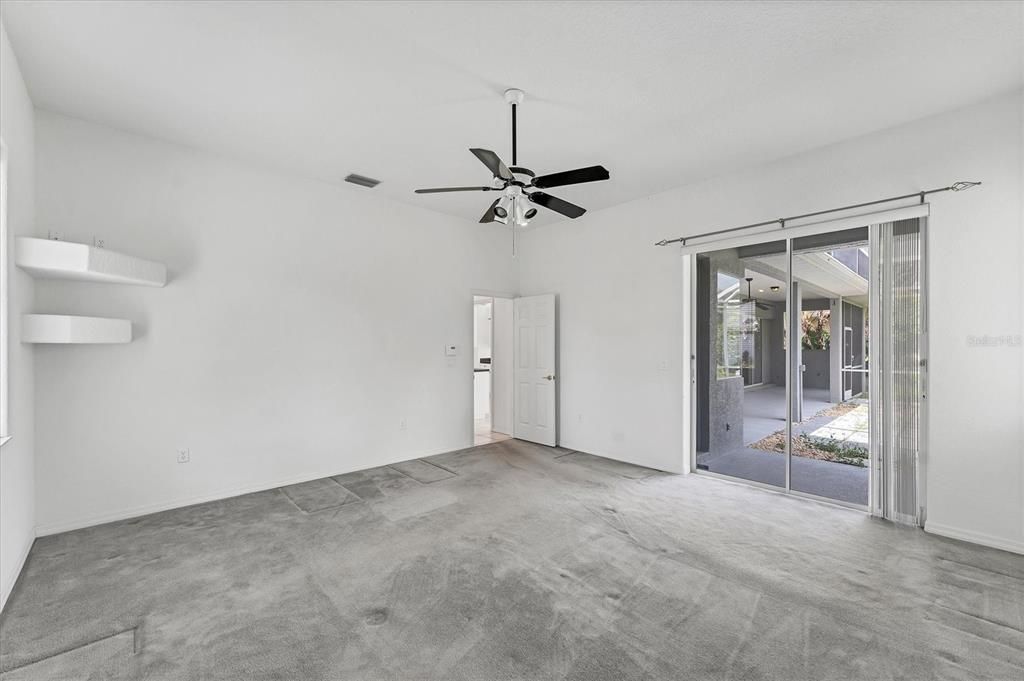 Empty room, Interior
