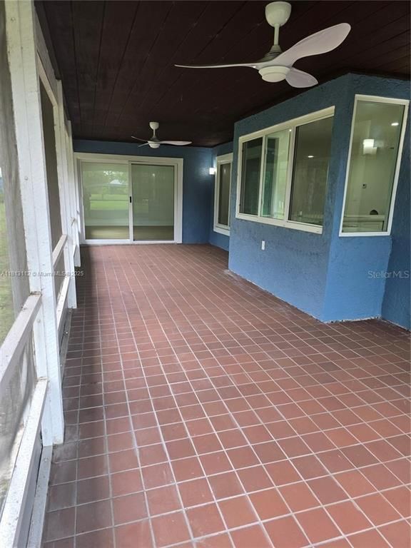 Empty room, Interior