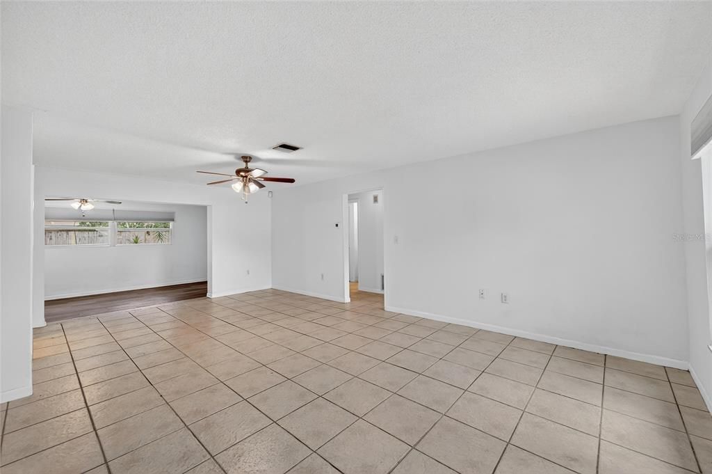 Empty room, Interior