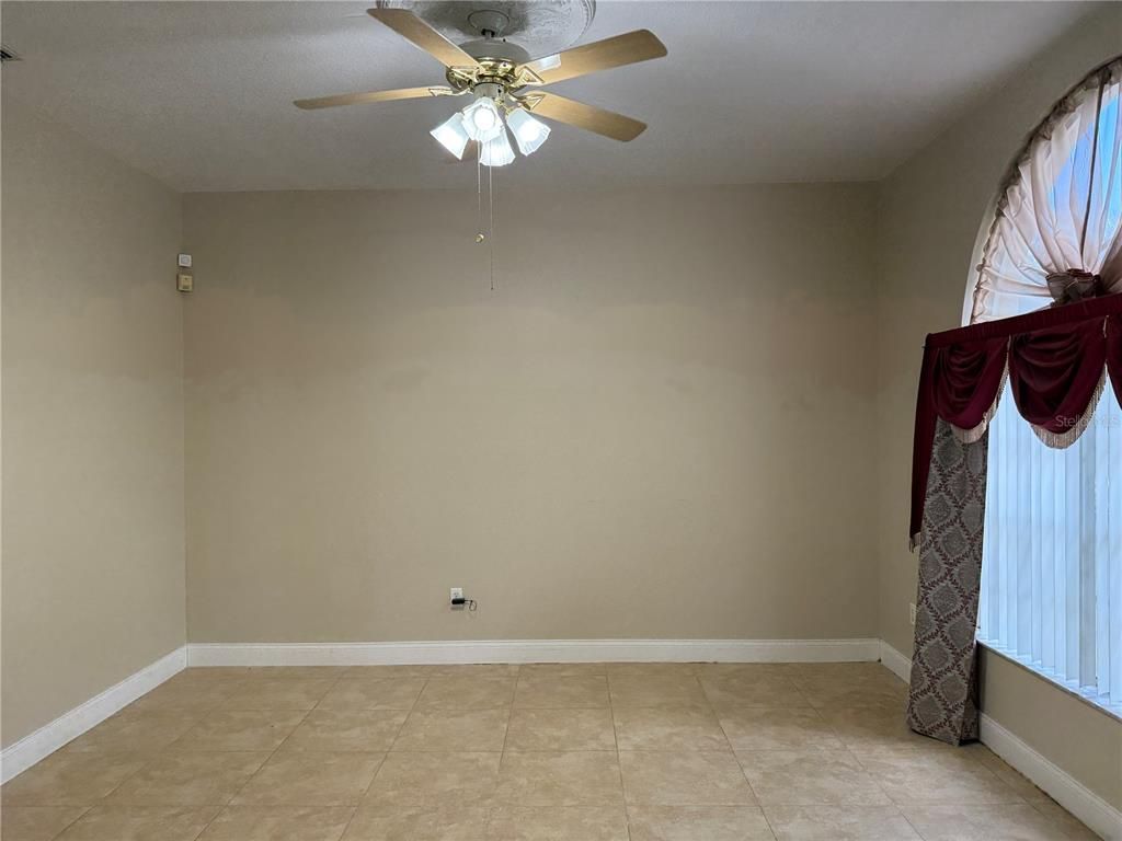 Empty room, Interior