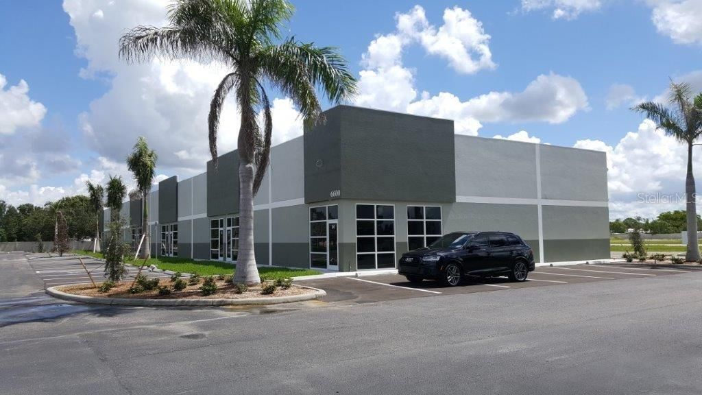 Attached, Exterior, Facade, Modern