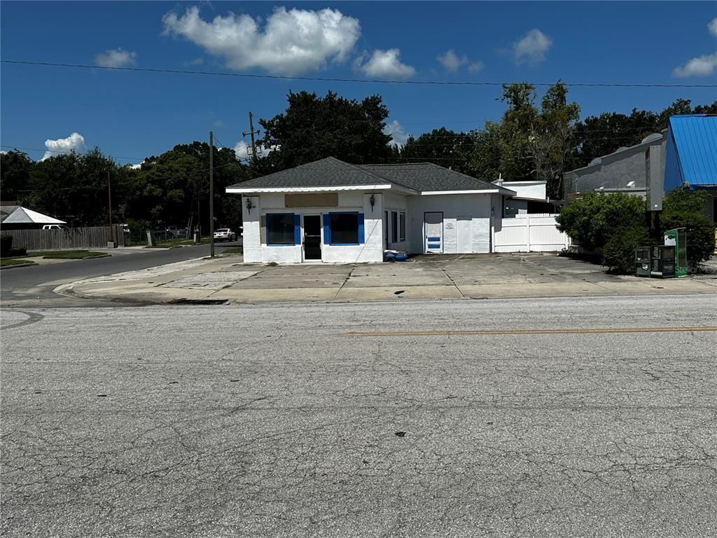 Exterior, Facade, Ranch