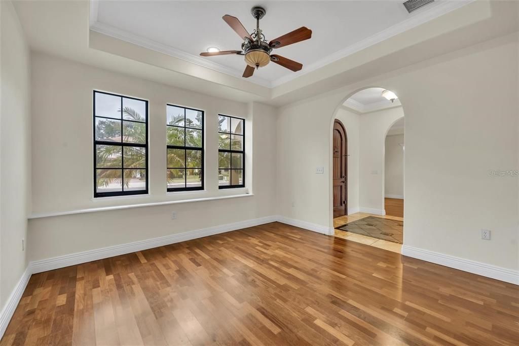 Empty room, Interior, Recessed Lighting, Wood Texture Flooring