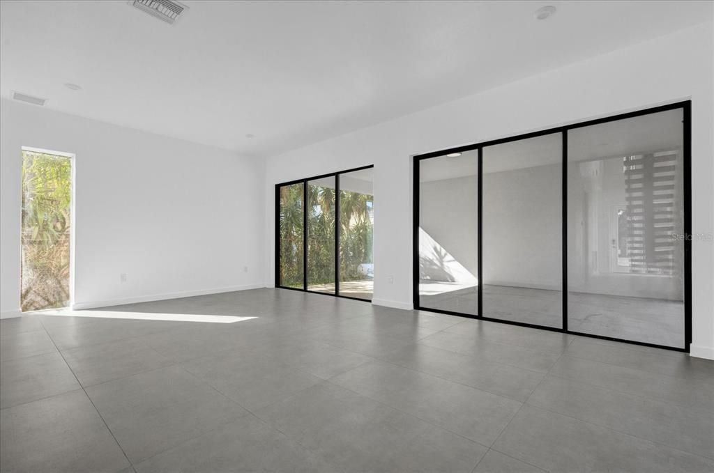 Empty room, Interior