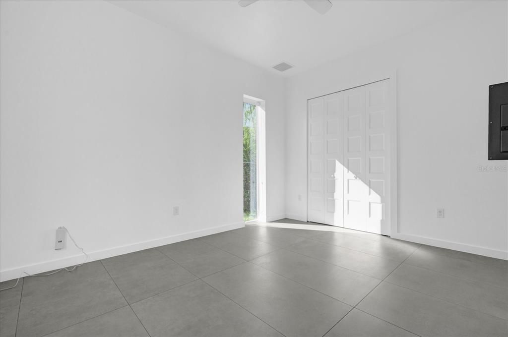 Empty room, Interior