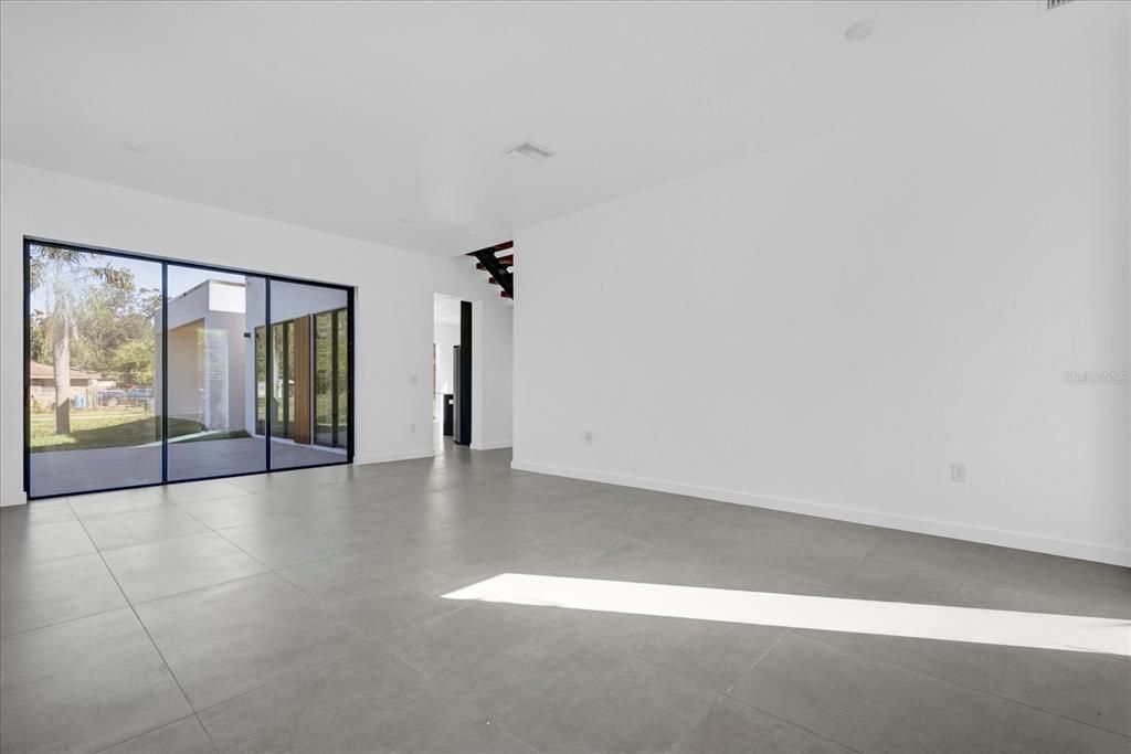 Empty room, Interior