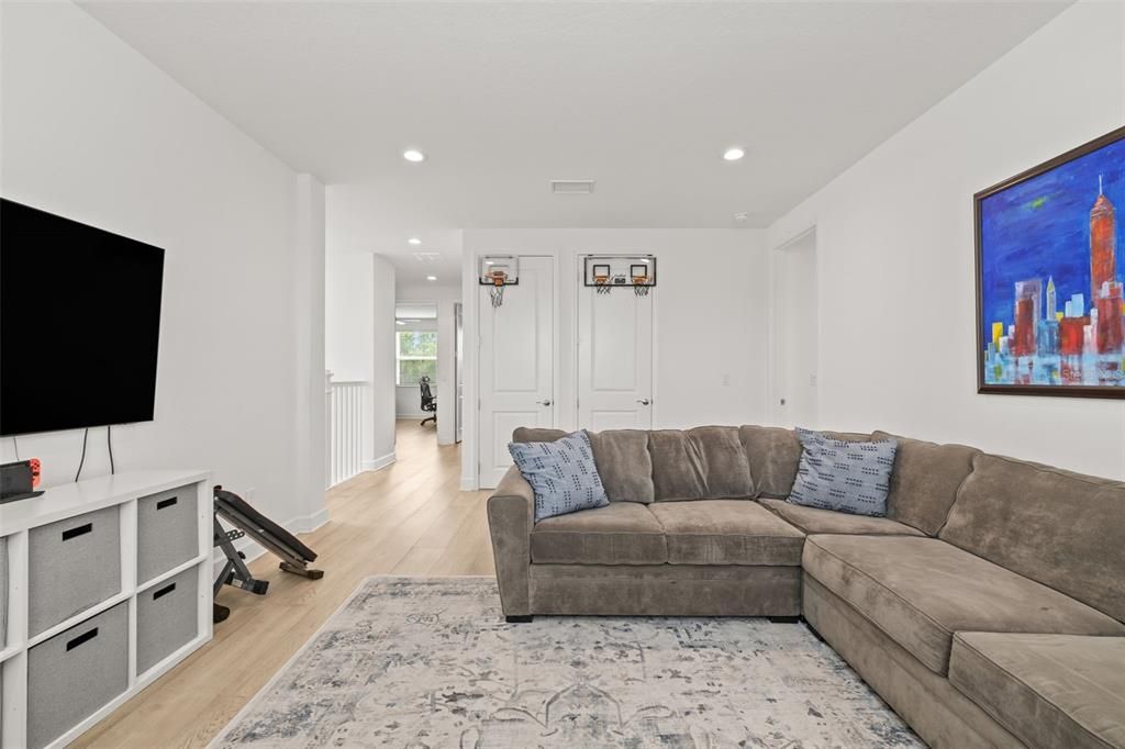 Fitness Equipment, Interior, Living room, Recessed Lighting, Wood Texture Flooring