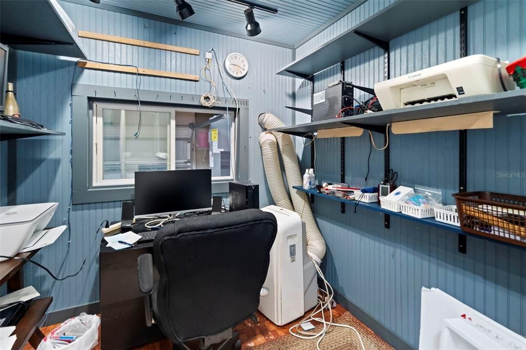 Home Office, Interior