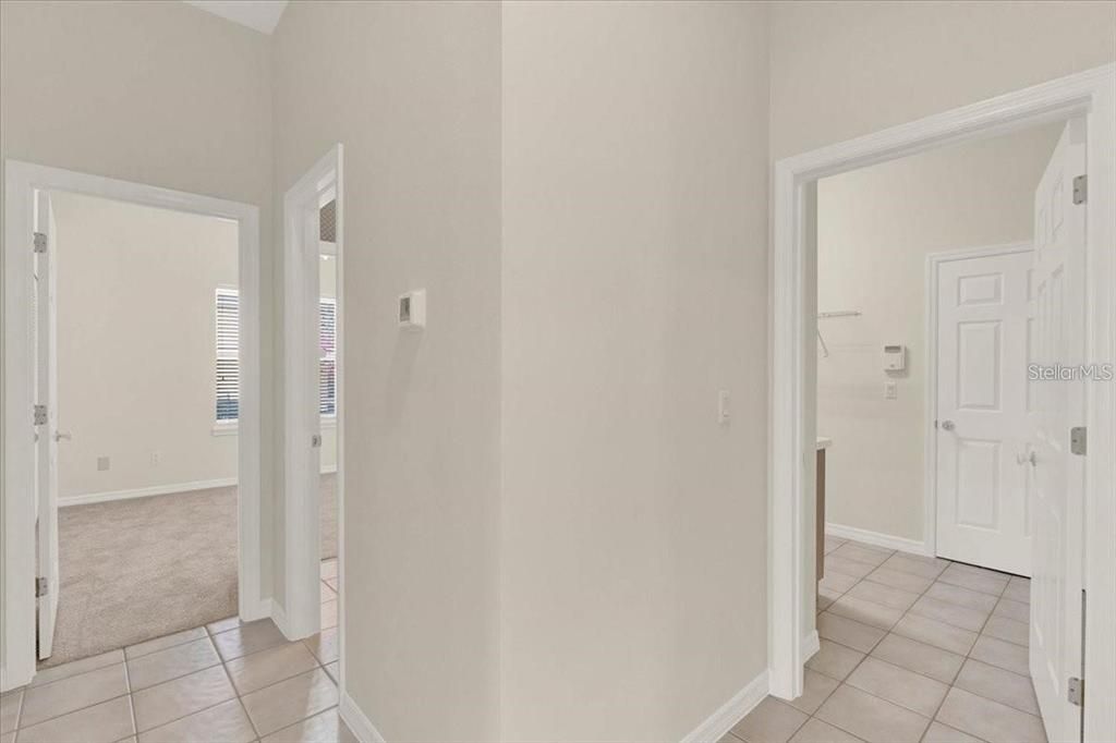 Empty room, Interior