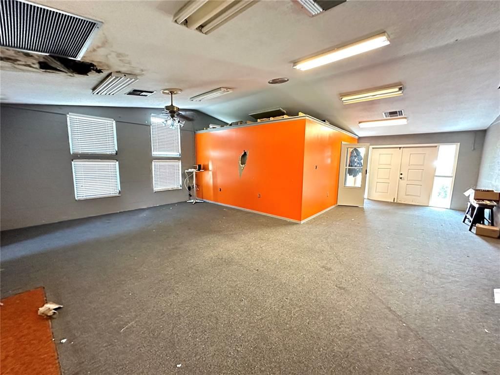 Empty room, Interior