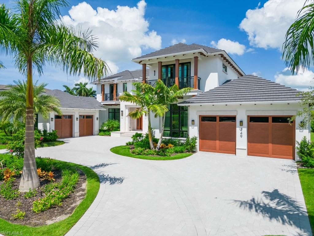 Attached, Exterior, Facade, Mediterranean