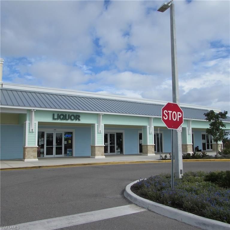 Exterior, Facade, Ranch