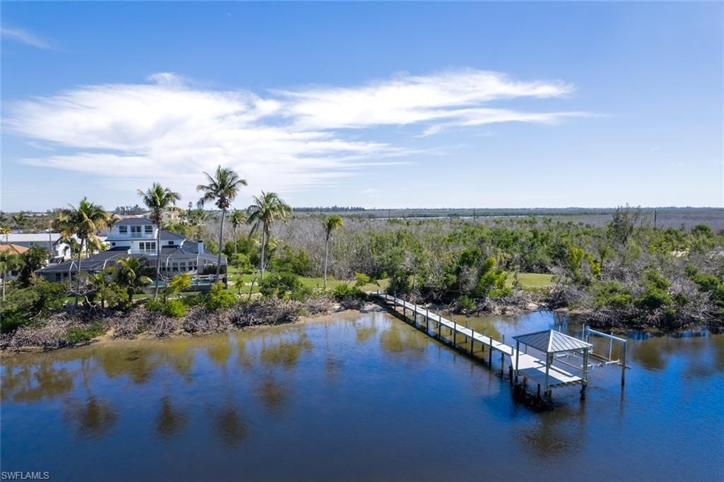 Exterior, Lake