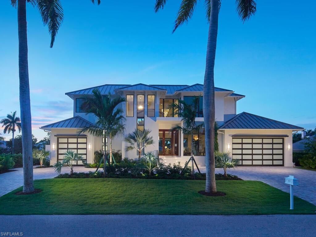 Attached, Exterior, Facade, Modern