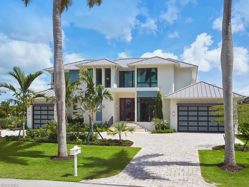 Attached, Exterior, Facade, Modern