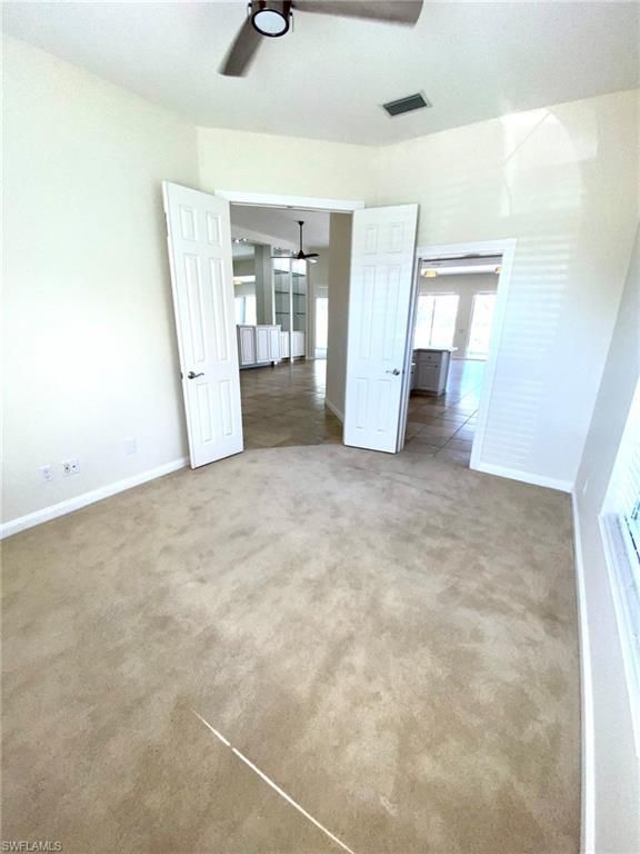 Empty room, Interior