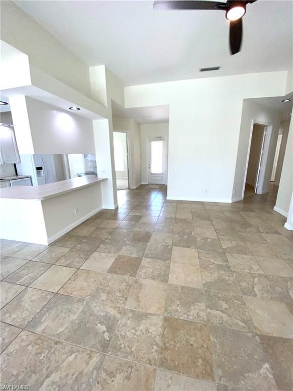 Empty room, Interior