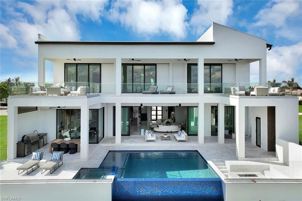 Exterior, Facade, Pool, Modern