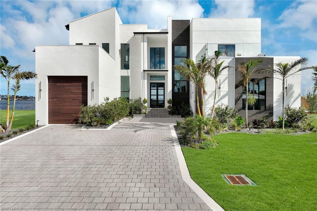Attached, Exterior, Facade, Modern
