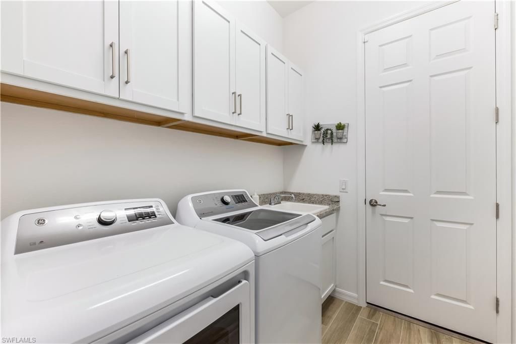 Interior, Washer, Wood Texture Flooring