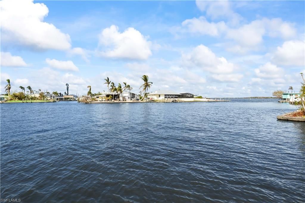 Exterior, Lake