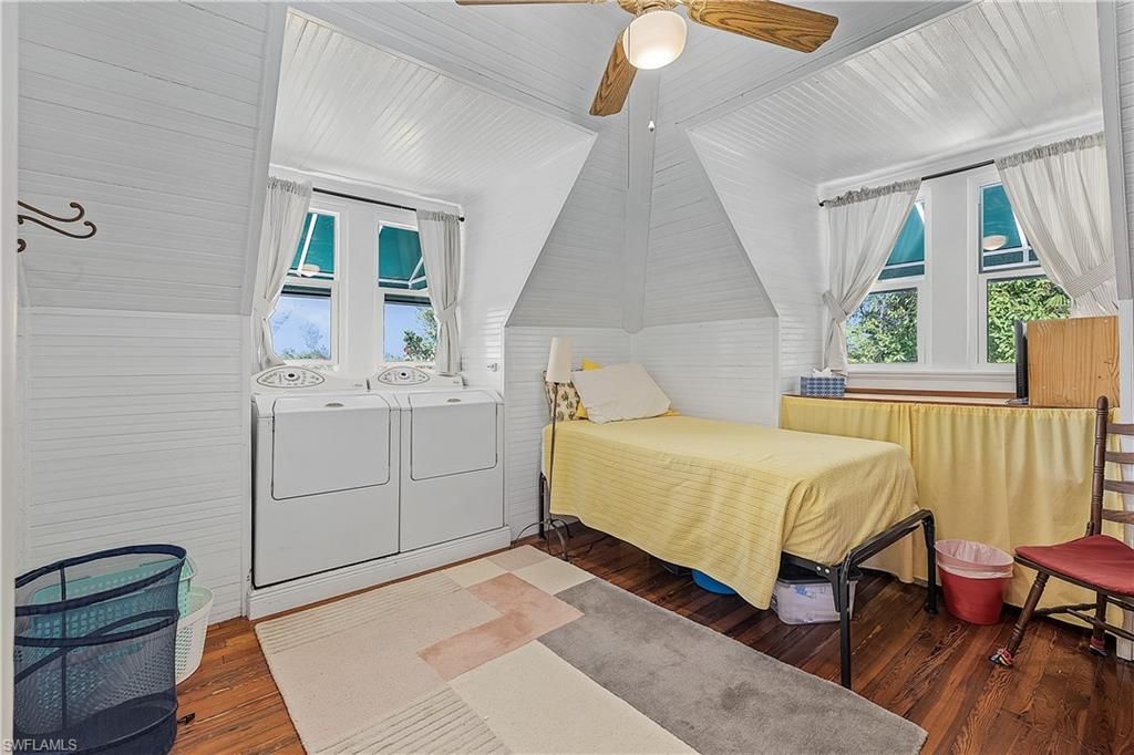 Bedroom, Interior, Washer, Wood Texture Flooring