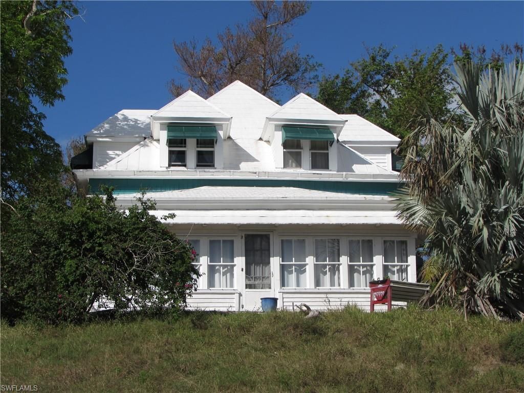 Exterior, Facade, Farmhouse