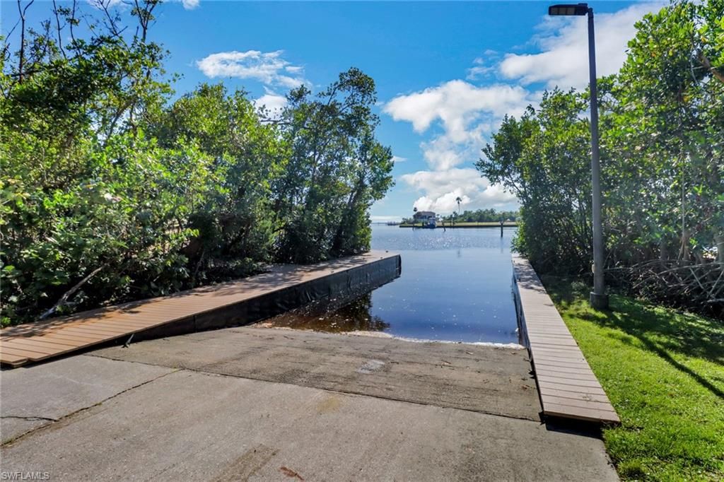 Exterior, Lake
