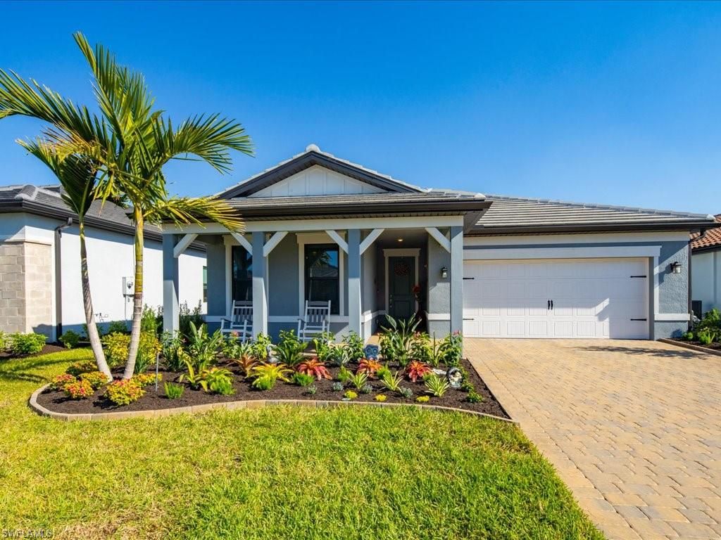 Attached, Exterior, Facade, Ranch