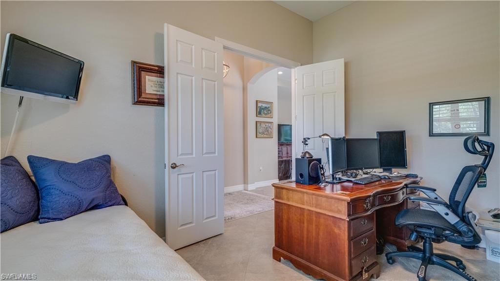 Home Office, Interior